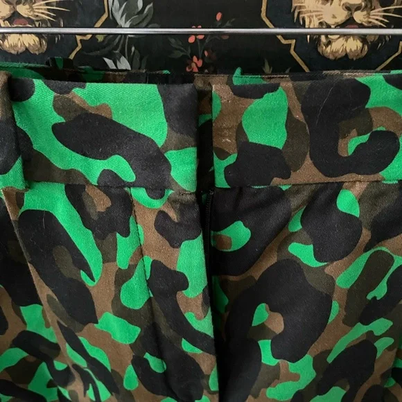 Versace high-waist tailored camouflage shorts! Euro size 38 but will fit U.S 4. - Picture 3 of 7